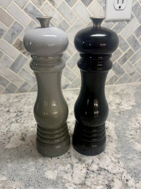 Le Creuset large Black and Grey Pepper & Salt Grinding mill set. NEW NEVER USED